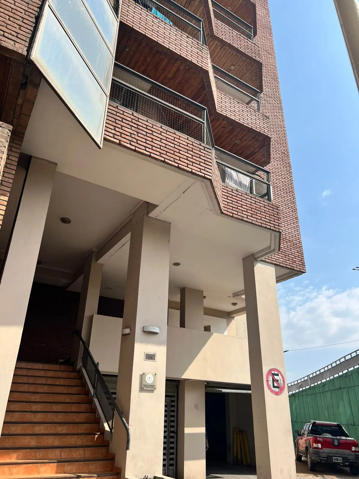 ALQUILO COOCHERA EN EDIFICIO DE POETA LUGONES 24