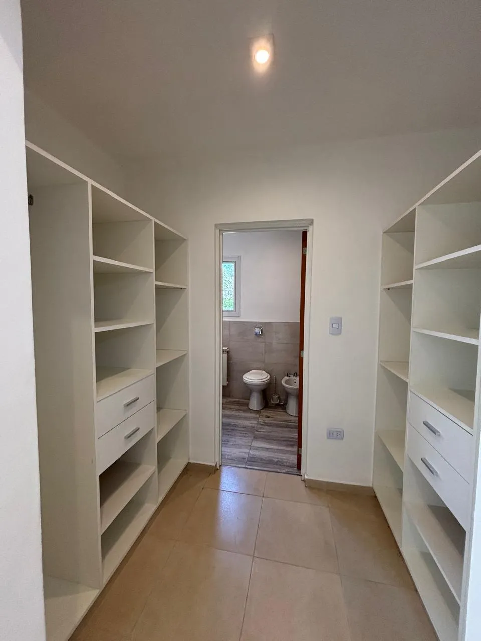 CASA DE TRES DORMITORIOS EN BARRIO PRIVADO LAS CAÑITAS - MALAGUEÑO