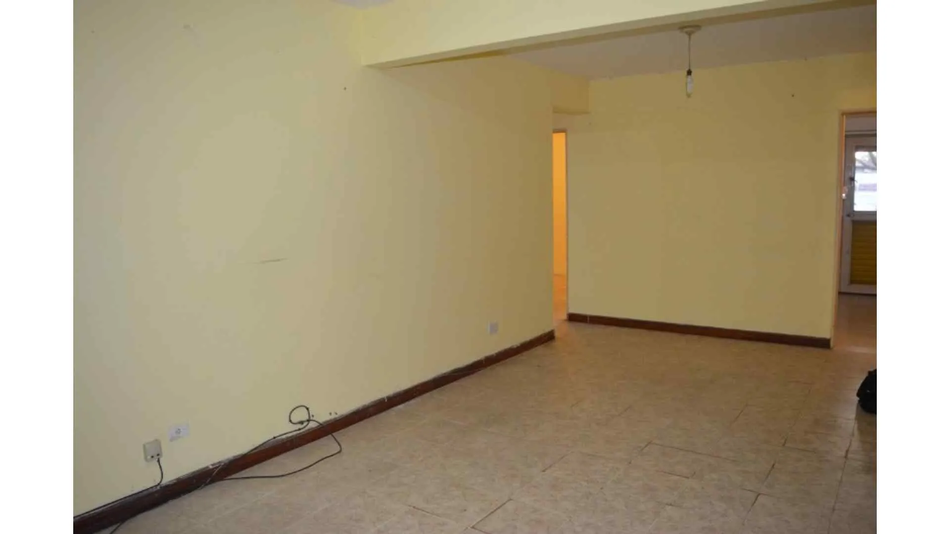 vendo departamento 4 habitaciones. Planta baja