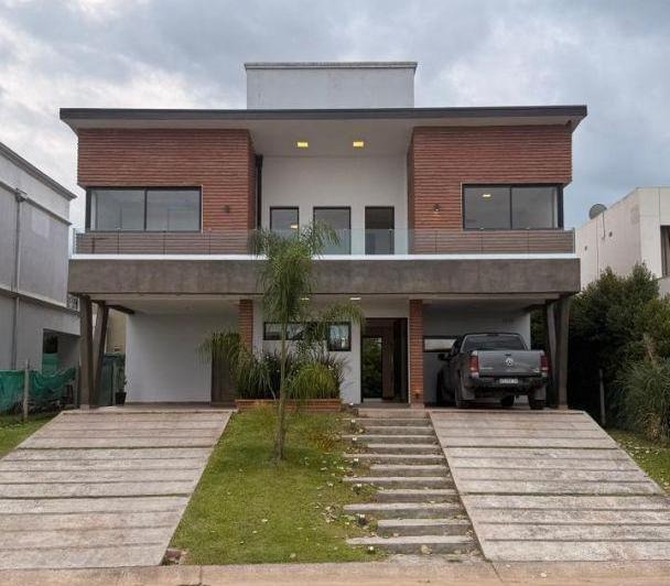 Casa · 230m² · 4 Dormitorios