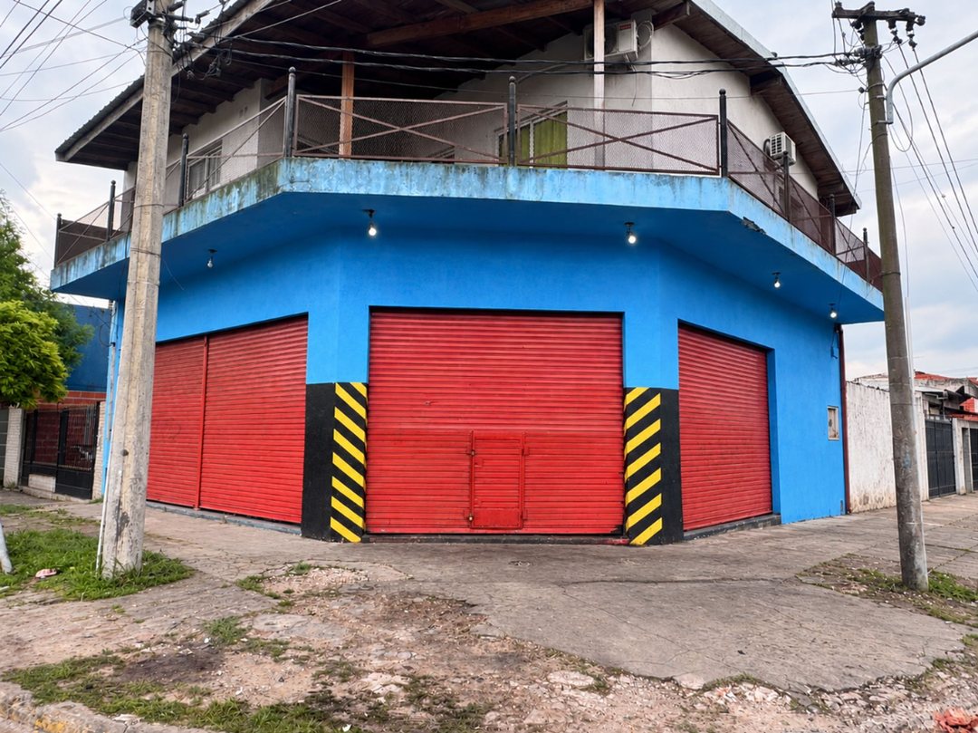 Venta Local en esquina con 3 portones Guernica