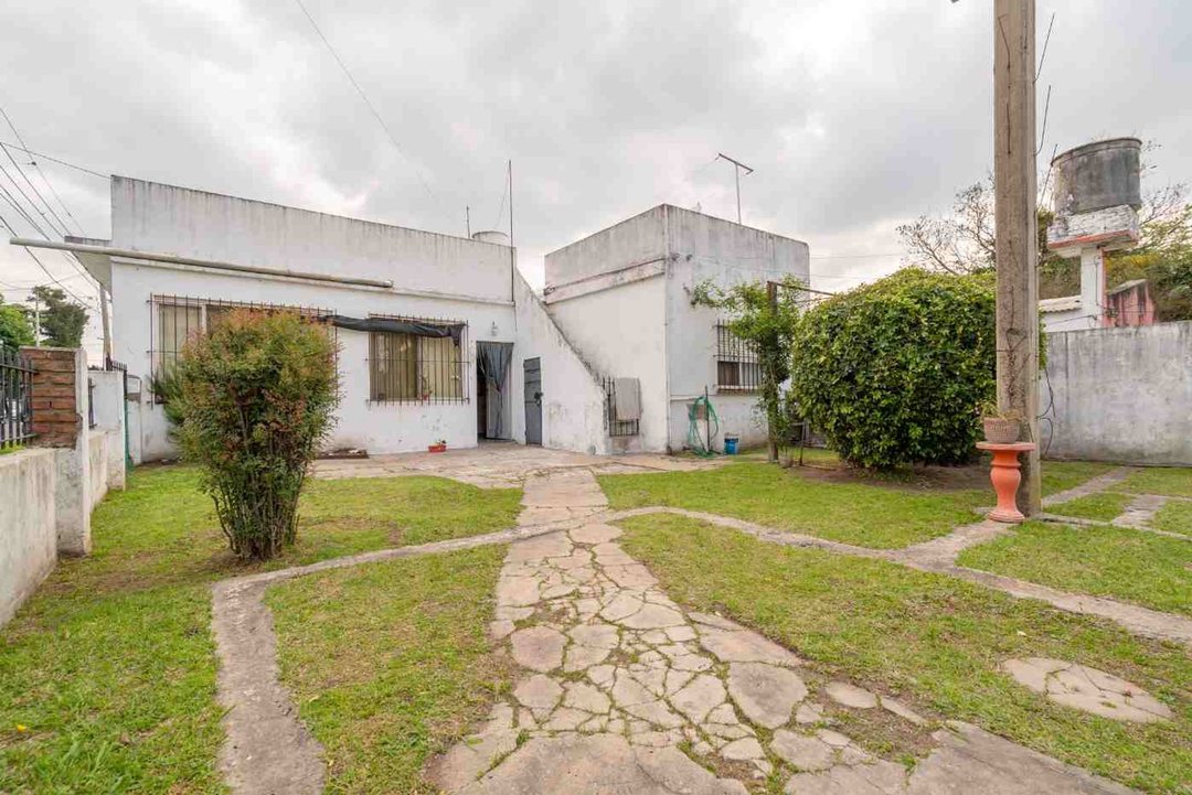 Venta casa con 5 ambientes, jardin, Villa de Mayo