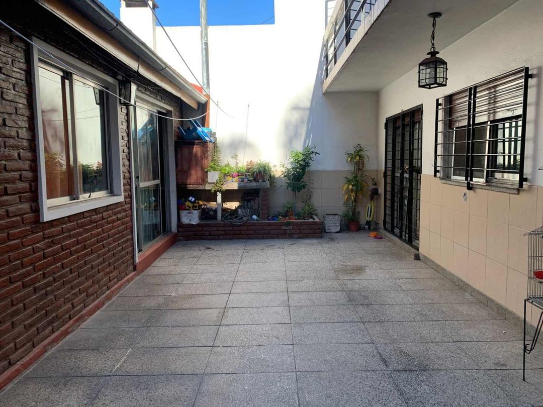 CASA 6 AMB EN VENTA LINIERS COCHERA- PATIO -BALCON