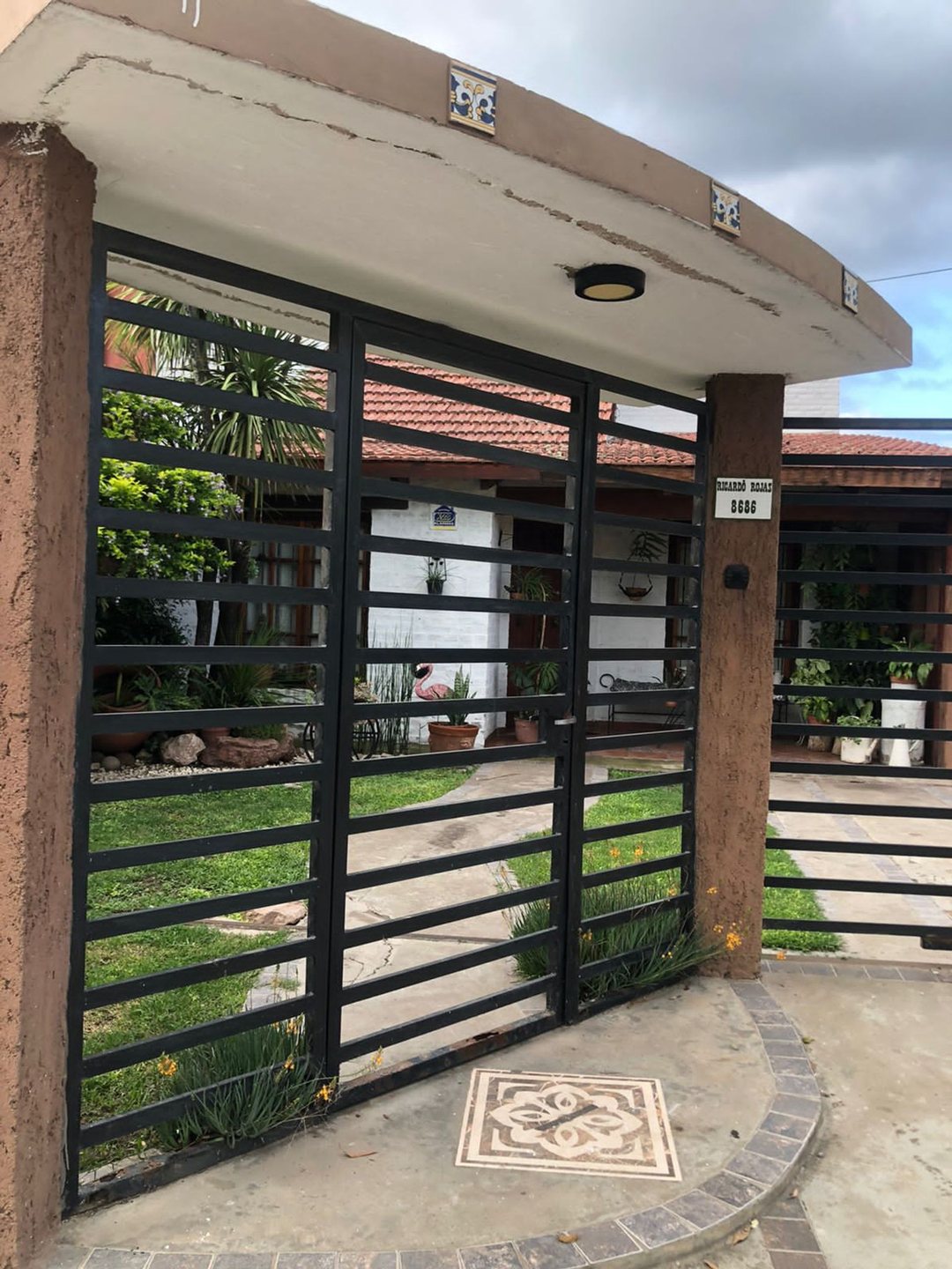 CASA EN AV RICARDO ROJAS PILETA QUINCHO Y COCHERA