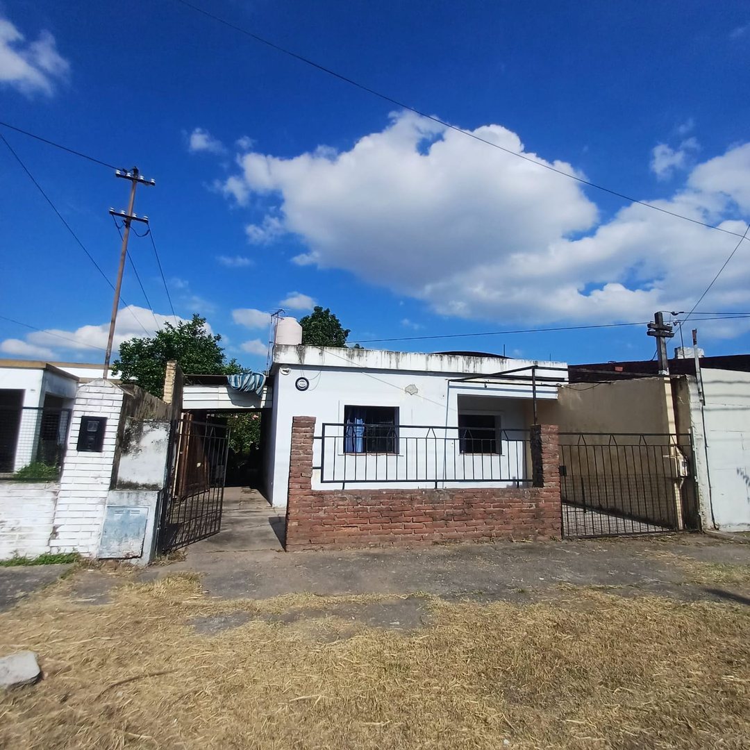 Venta propiedad sobre amplio terreno en V. Luján