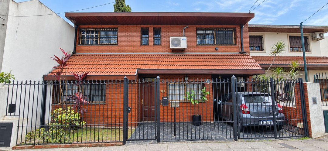 VENTA CASA 3 DORM EN OLIVOS C/PILETA PLAYROOM