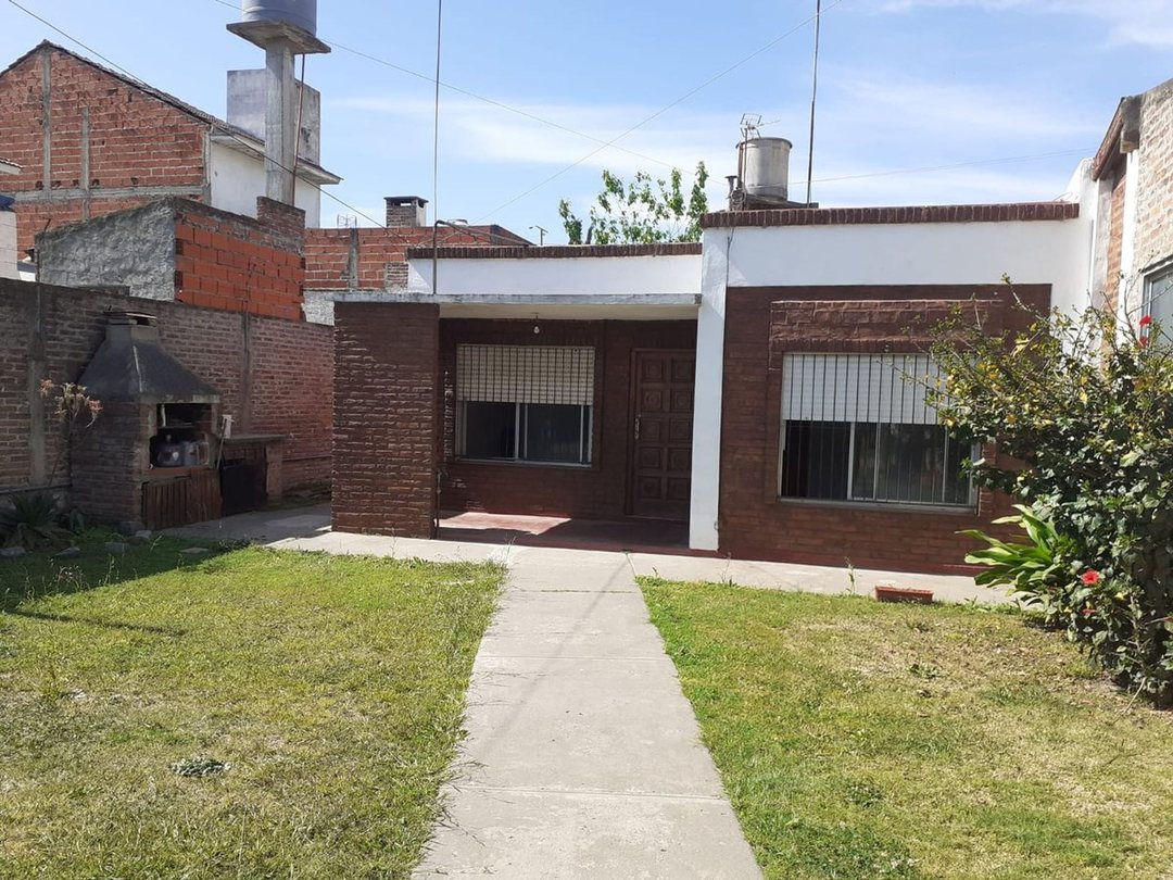 CASA VENTA 3 AMBIENTES EN LONGCHAMPS AMPLIO LOTE