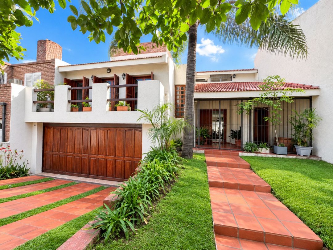 VENTA CASA 4 DORM PILETA URCA