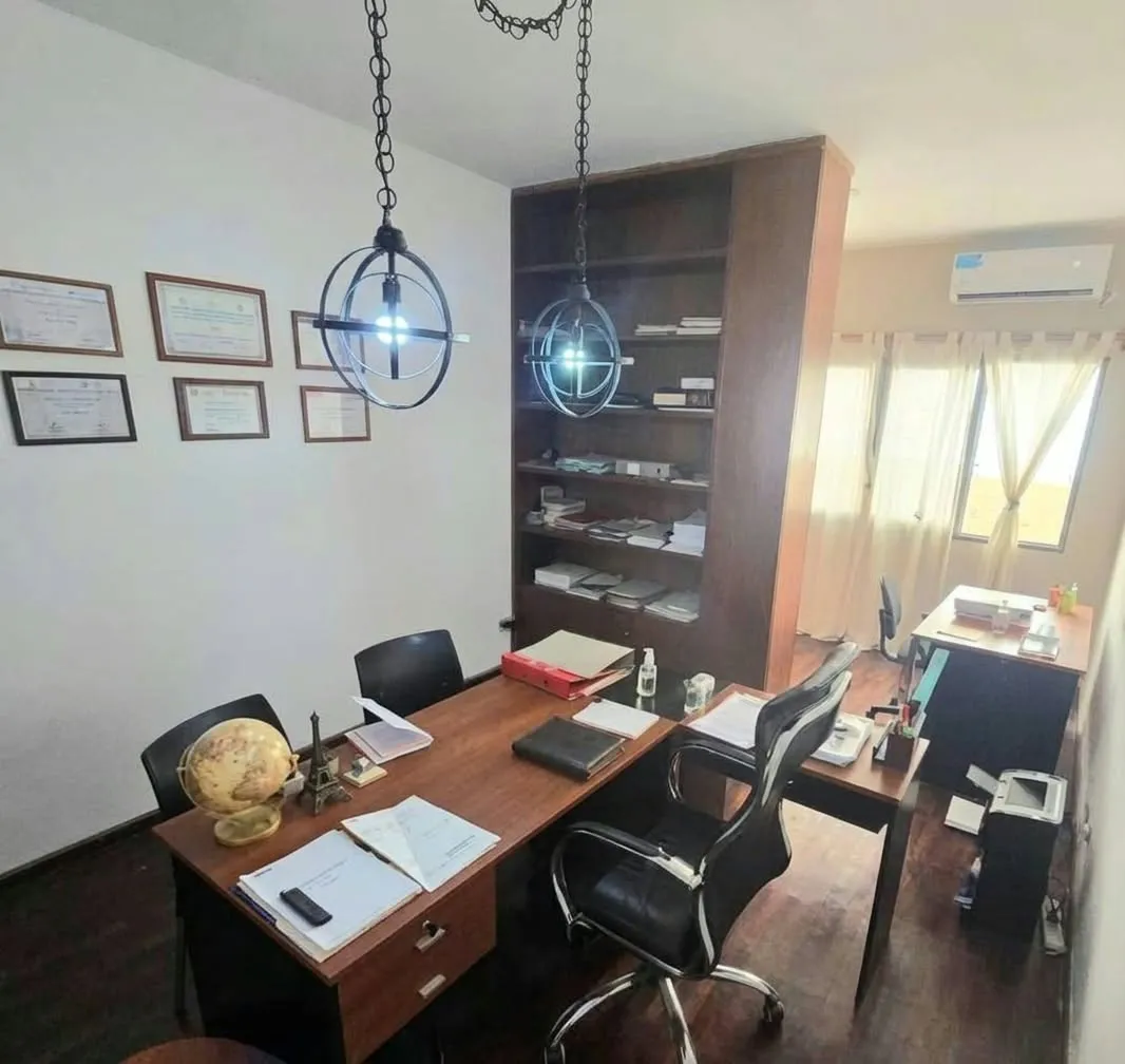 OFICINA EN VENTA LUMINOSA DESOCUPADA CON AIRE ACONDICIONADO, MONTACARGA Y 4 BAÑOS