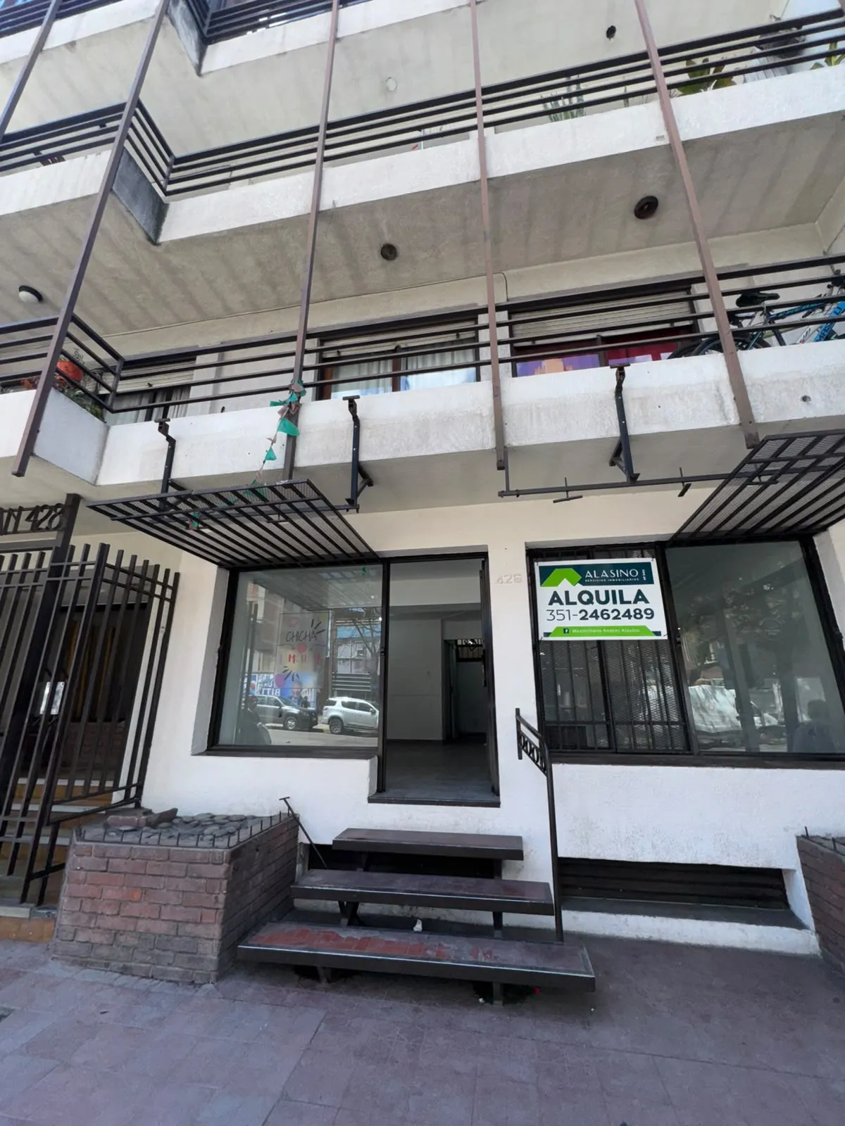 ALQUILO ESPECTACULAR LOCAL EN AV. SANTA FE 428!!! $850.000 FINALES!!! CON SOTANO (CON MONTACARGA)!!!