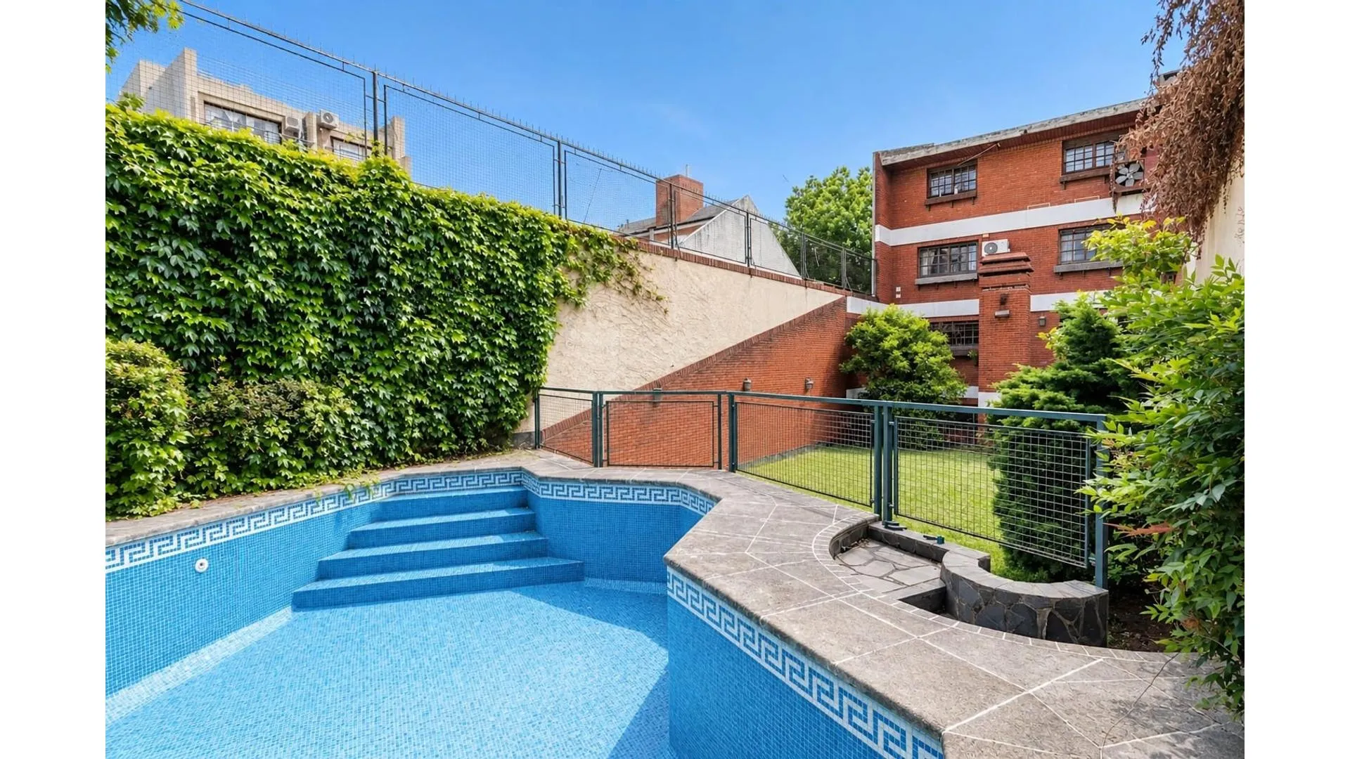Chalet 7 ambientes sobre lote de 8.66 x 41.57