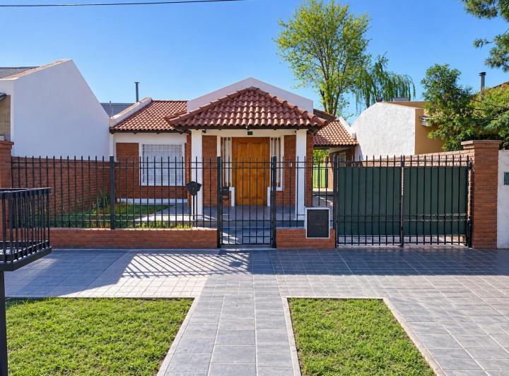 Casa · 300m² · 6 Ambientes · 1 Cochera