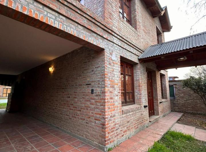 Casa · 180m² · 3 Dormitorios · 2 Cocheras