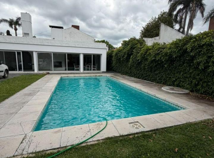 Casa · 200m² · 11 Ambientes · 1 Cochera
