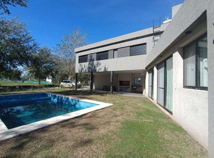 Casa · 144m² · 5 Ambientes · 2 Cocheras