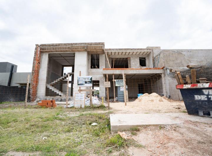 Casa · 300m² · 5 Ambientes · 2 Cocheras