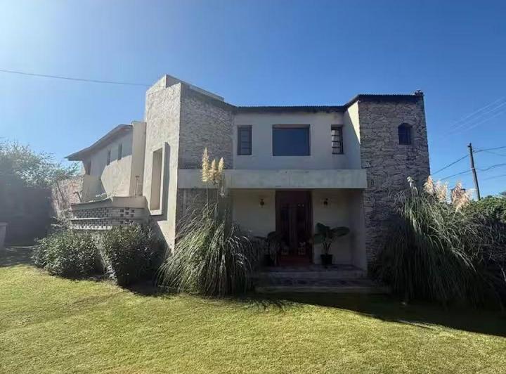 Casa · 600m² · 8 Ambientes · 2 Cocheras