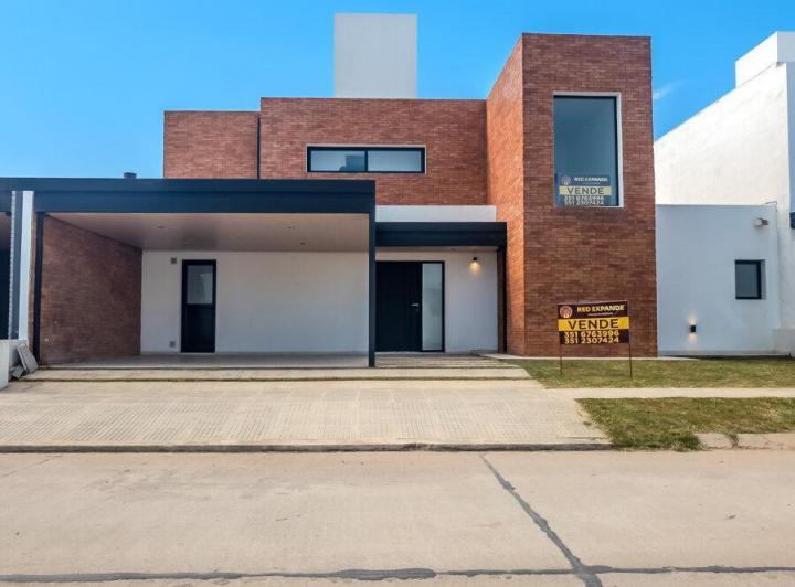 Casa · 132m² · 4 Ambientes · 2 Cocheras