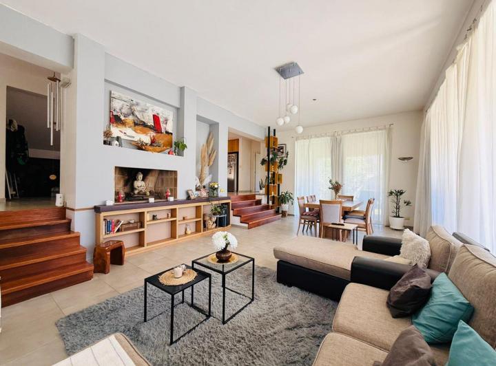 Casa · 420m² · 8 Ambientes · 1 Cochera