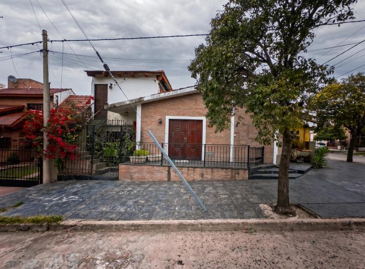 Casa · 237m² · 6 Ambientes · 2 Cocheras