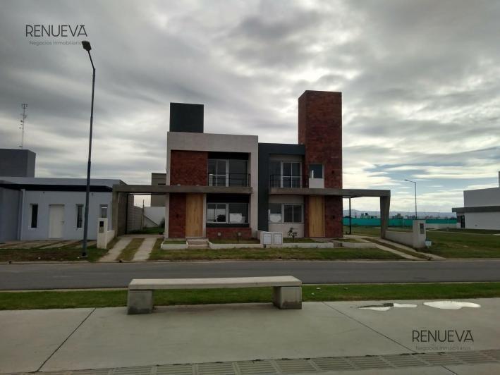 Casa · 128m² · 5 Ambientes · 2 Cocheras