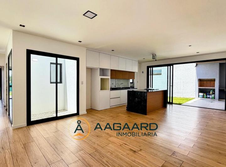 Casa · 165m² · 4 Ambientes · 2 Cocheras
