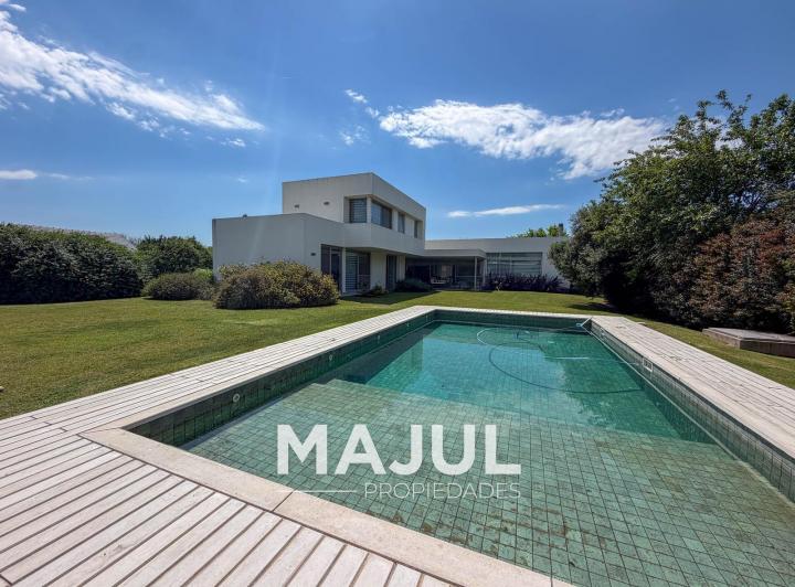 Casa · 520m² · 10 Ambientes · 4 Cocheras