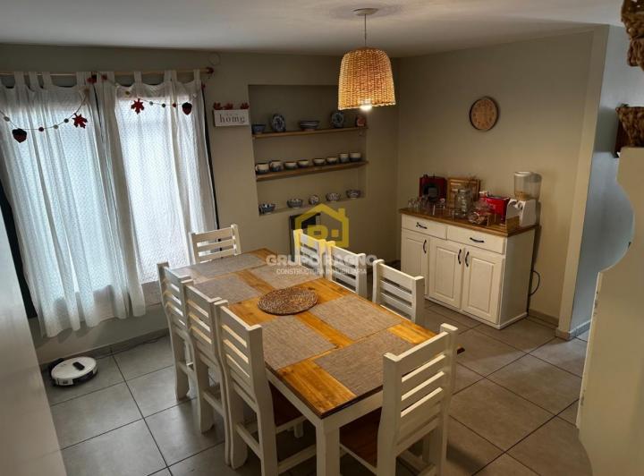 Casa · 240m² · 3 Dormitorios · 1 Cochera