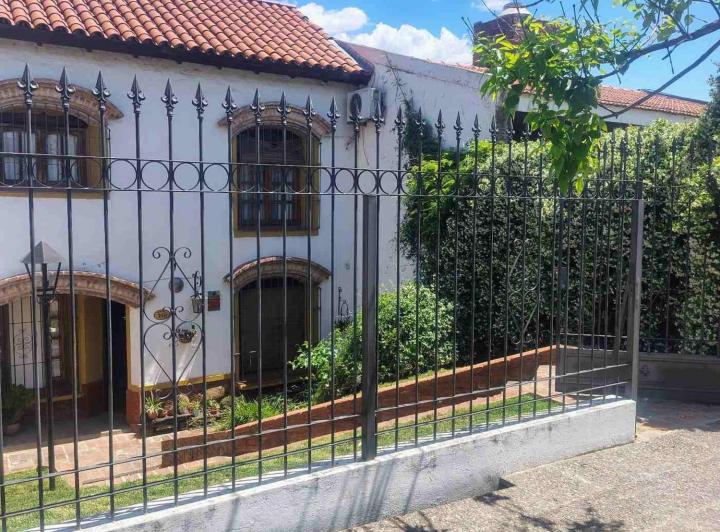 Casa · 200m² · 6 Ambientes · 2 Cocheras