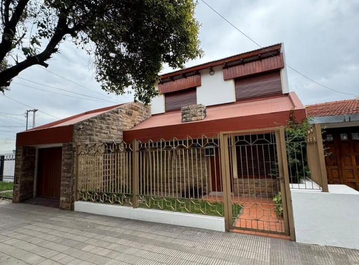 Casa · 211m² · 4 Dormitorios · 2 Cocheras