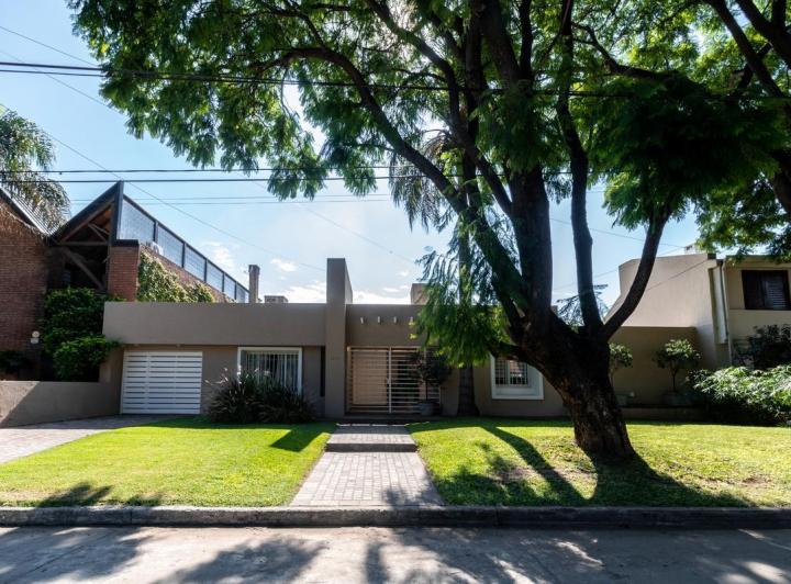 Casa · 330m² · 5 Ambientes · 2 Cocheras