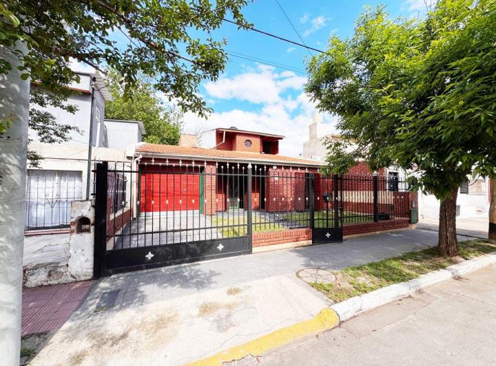 Casa · 104m² · 4 Ambientes · 3 Cocheras