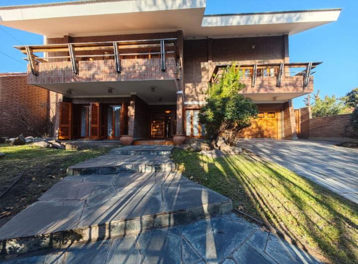 Casa · 625m² · 10 Ambientes · 2 Cocheras