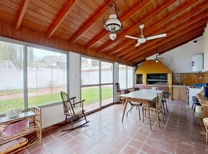 Casa · 330m² · 4 Ambientes · 2 Cocheras