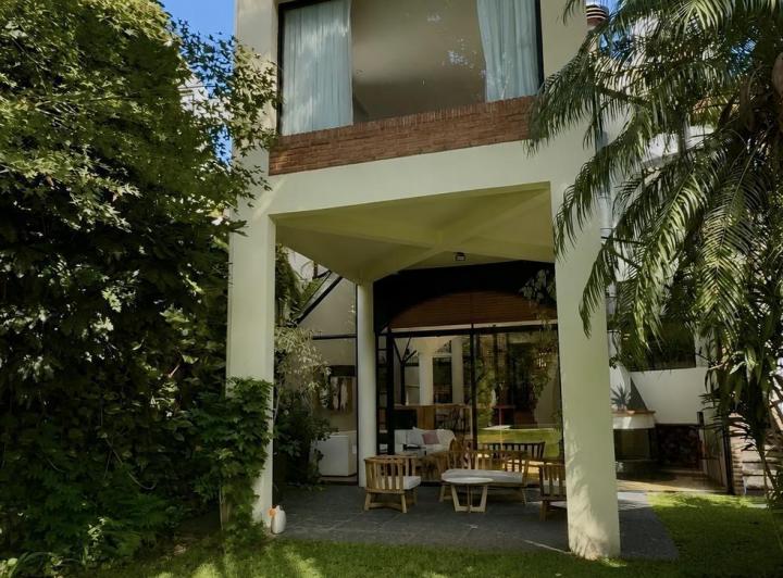 Casa · 300m² · 5 Ambientes · 2 Cocheras