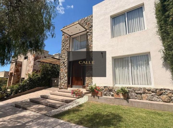 Casa · 220m² · 8 Ambientes · 2 Cocheras