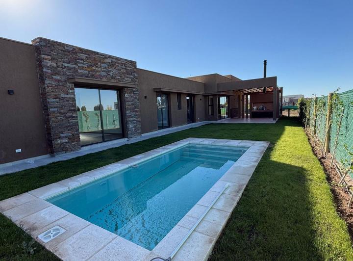Casa · 180m² · 4 Ambientes · 2 Cocheras