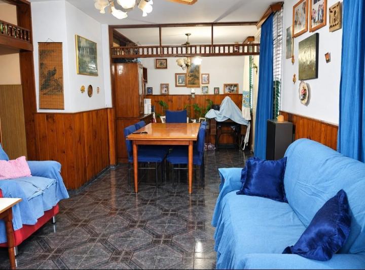 Casa · 242m² · 5 Ambientes · 2 Cocheras