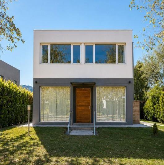 Casa · 300m² · 7 Ambientes · 3 Cocheras