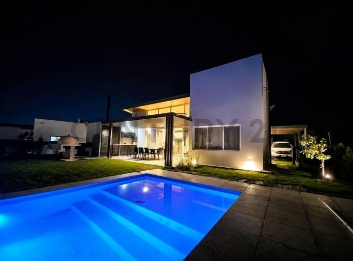 Casa · 140m² · 4 Ambientes · 3 Cocheras