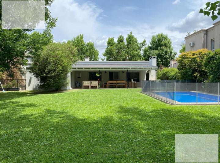 Casa · 217m² · 6 Ambientes · 3 Cocheras