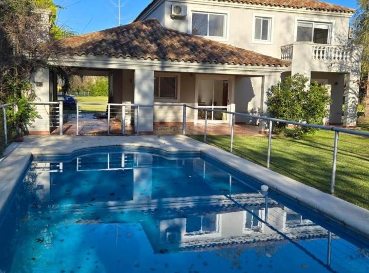 Casa · 205m² · 4 Ambientes · 1 Cochera