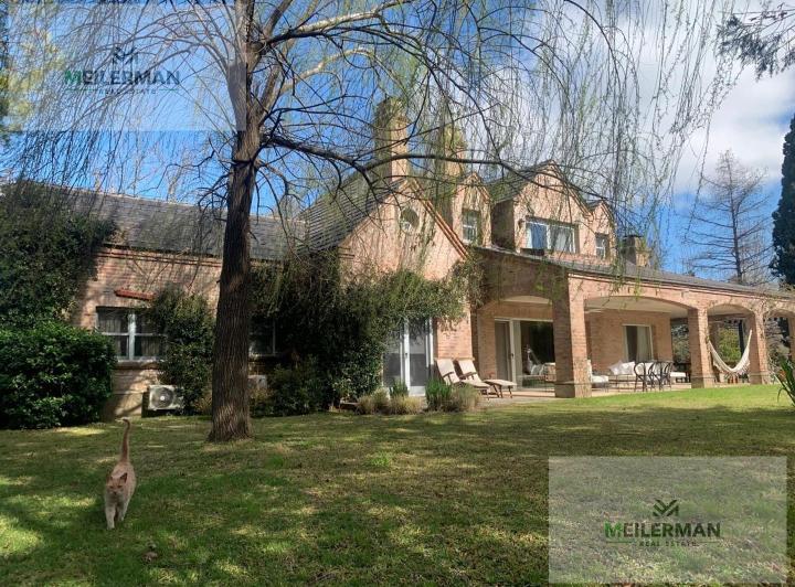 Casa · 360m² · 4 Ambientes