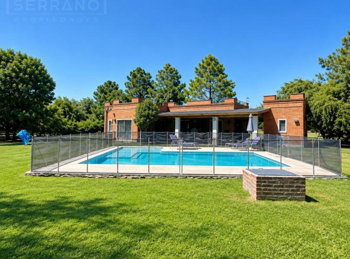 Casa · 2024m² · 4 Ambientes · 2 Cocheras