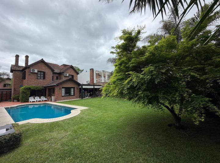 Casa · 280m² · 6 Ambientes · 4 Cocheras