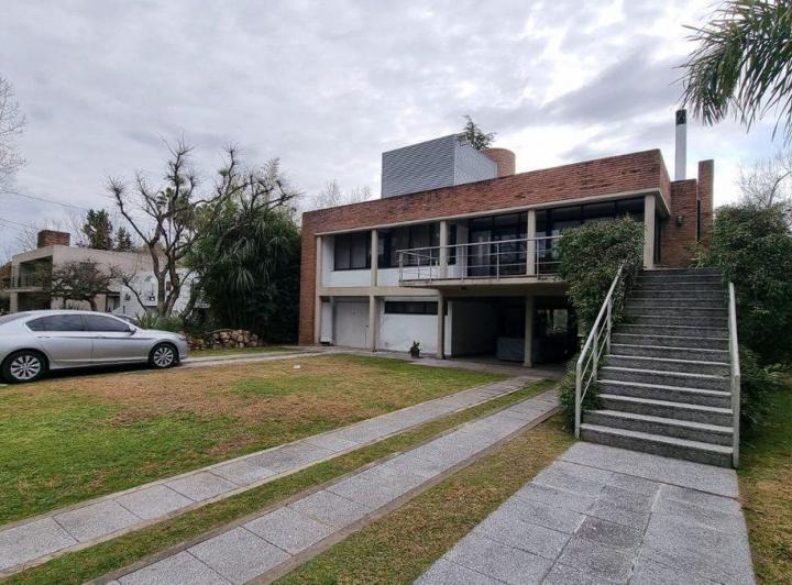 Casa · 242m² · 8 Ambientes · 2 Cocheras