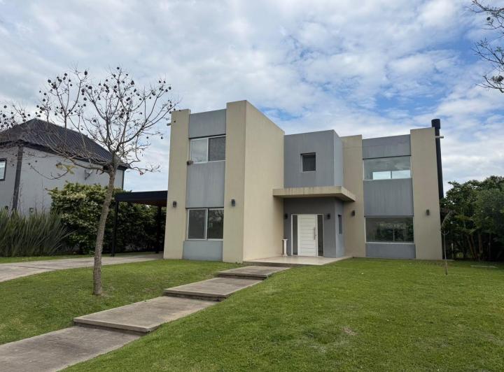 Casa · 158m² · 5 Ambientes · 3 Cocheras
