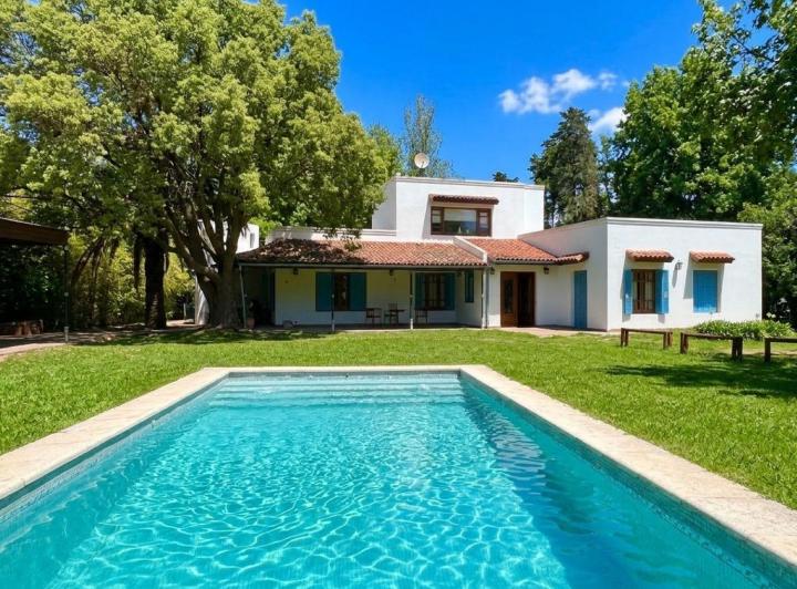 Casa · 330m² · 6 Ambientes · 6 Cocheras