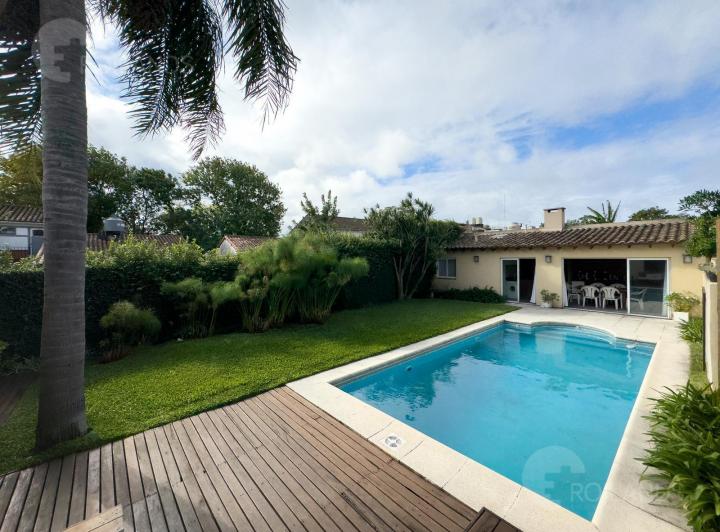 Casa · 230m² · 7 Ambientes · 2 Cocheras