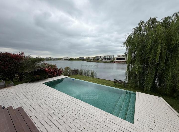 Casa · 307m² · 5 Ambientes · 3 Cocheras